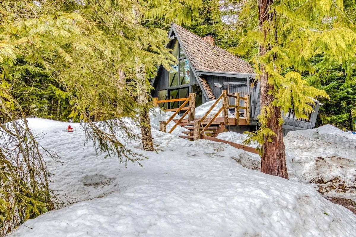 A-Frame w Hot Tub, Sleeps 13, Fiber Internent