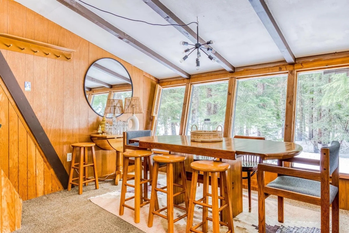 A-Frame w Hot Tub, Sleeps 13, Fiber Internent