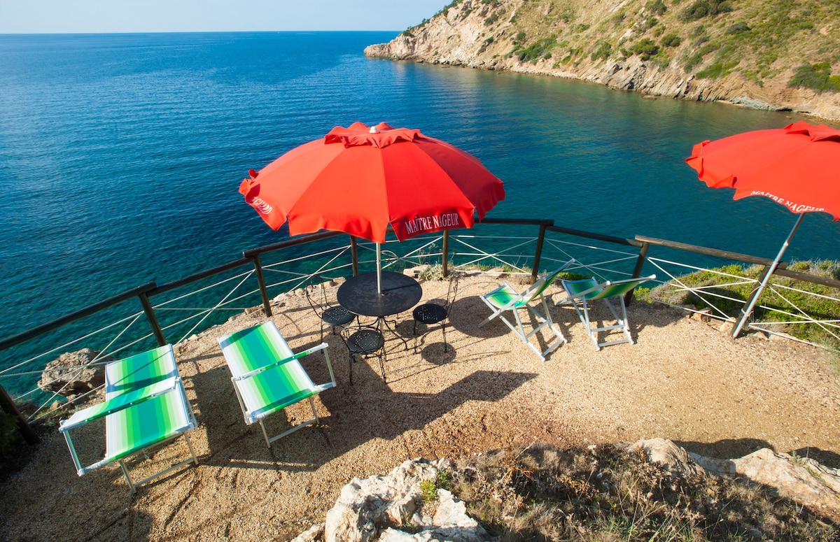 Villa sul mare, terrazza privata sugli scogli