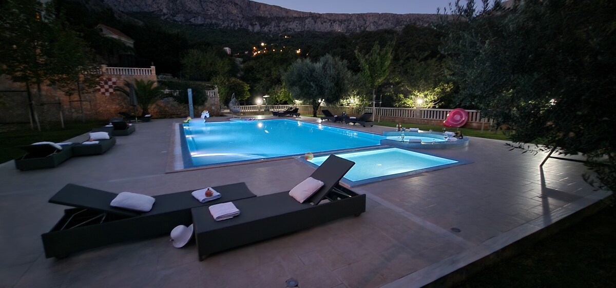 Holiday property with large 95 m2 pool