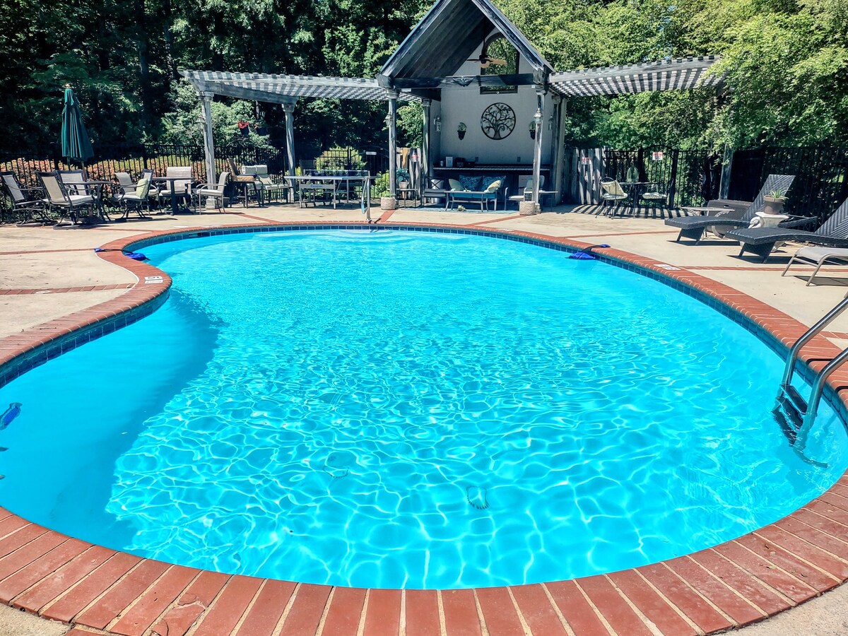 Wooded Retreat, Amazing Pool!