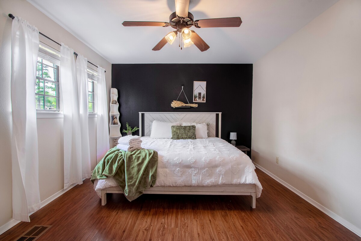 Dreamy 2 Bdr Townhome with King & Queen Beds | #4