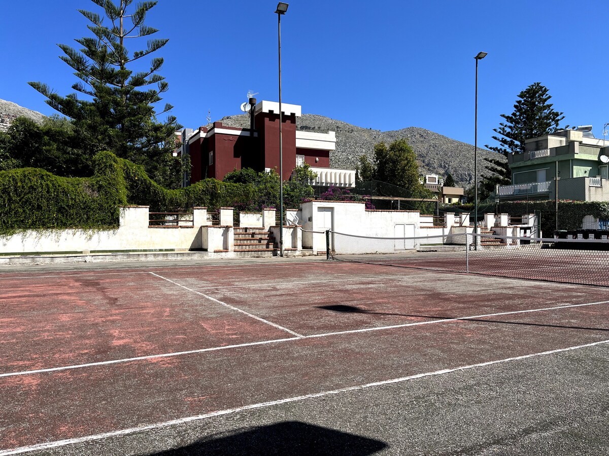 Flat with Jacuzzi, Pool & Tennis - 4 Seasons