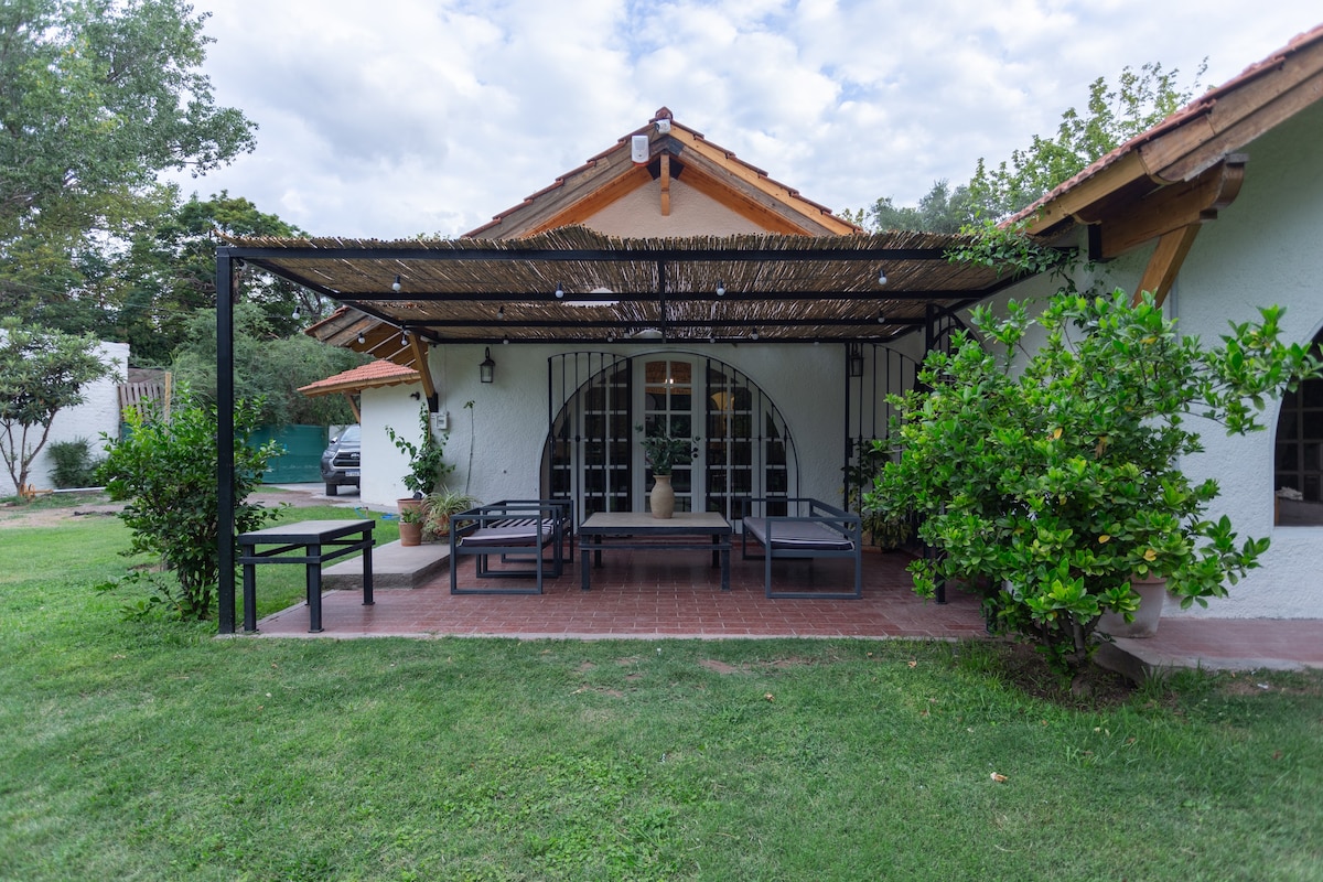 Casa Céntrica, Chacras de Coria.