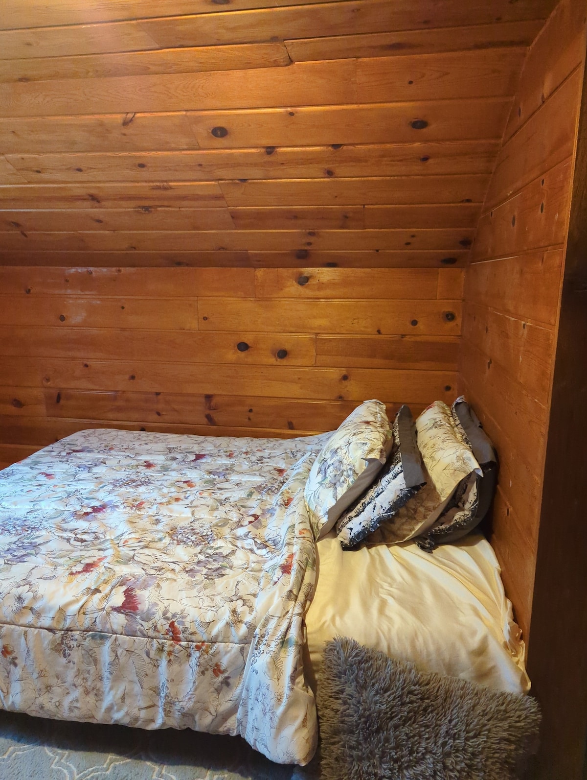 Peaceful cabin style one bedroom upstair.