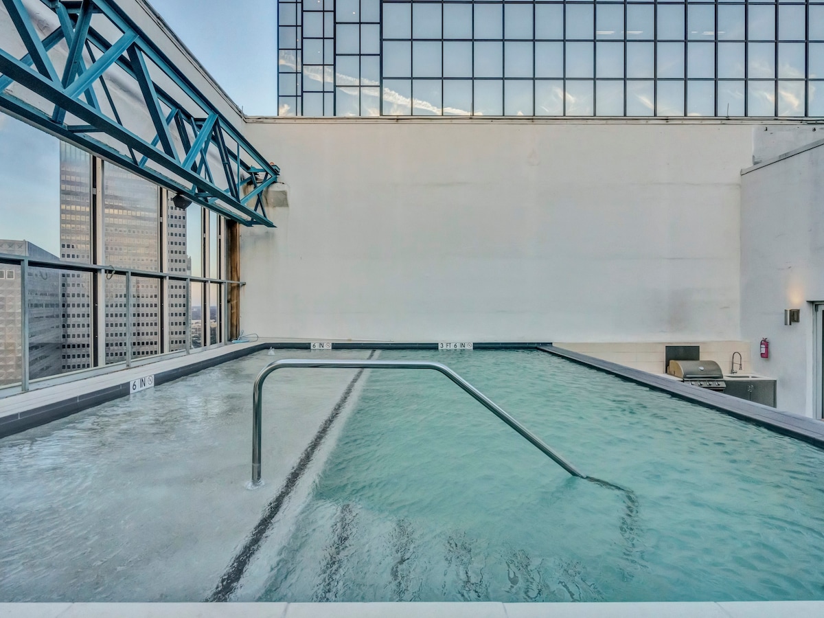 Luxury Apt In City Heart With Parking | Pool |Gym