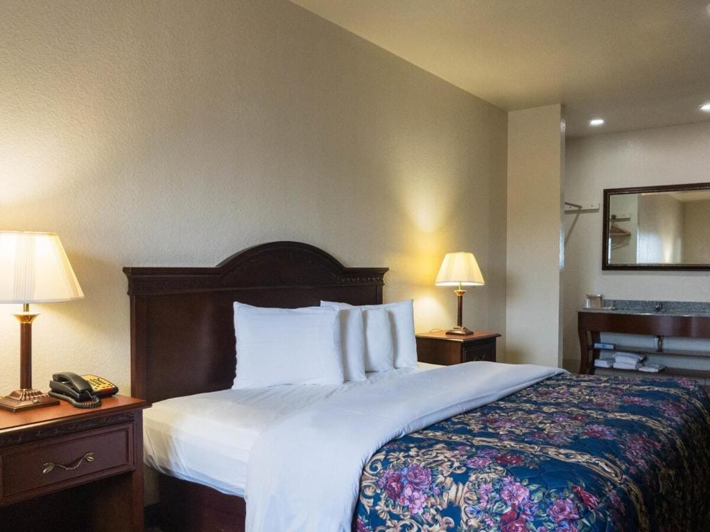 Entire Serviced King Bed Hotel Room - Hwy 69 Kiowa