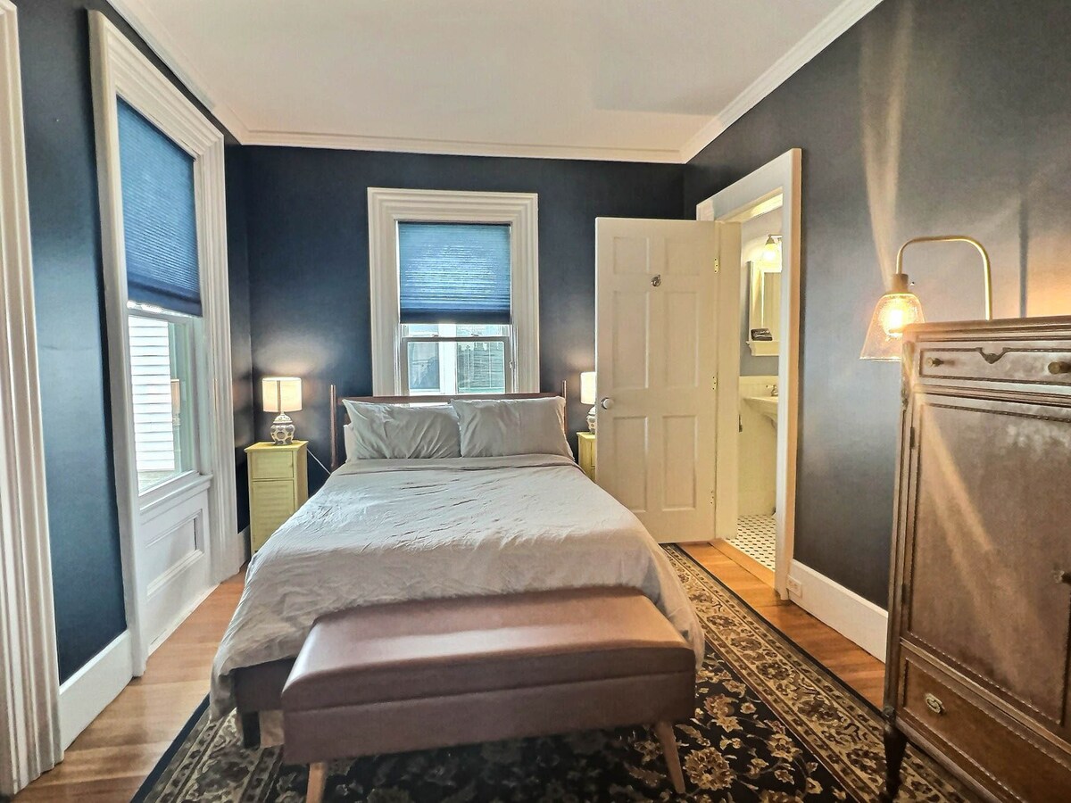 * Stunning Historic 2 bedroom * downtown Oswego