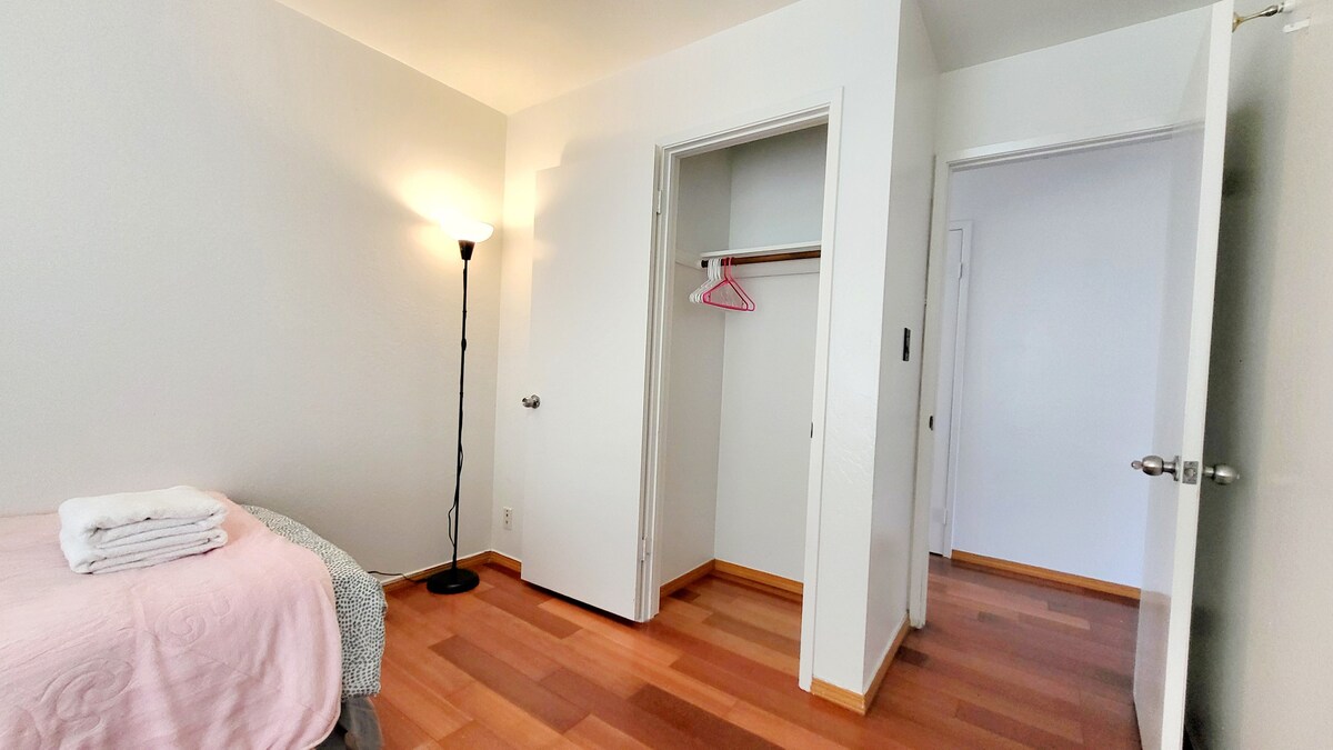 Cute, Single Room/6 min to Tesla/Spr Fast WiFi 1 G