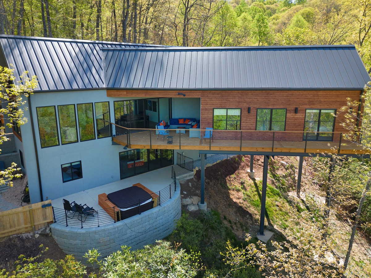 Modern mountain chalet and spa