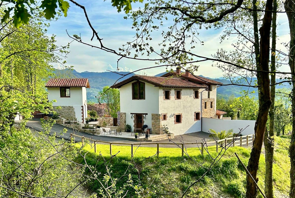 Picos de Europa Mountain Village Retreat, Castañeu