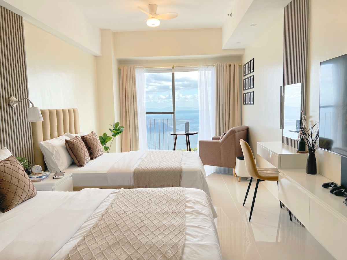Room with Taal view -5 mins walk  from restaurants
