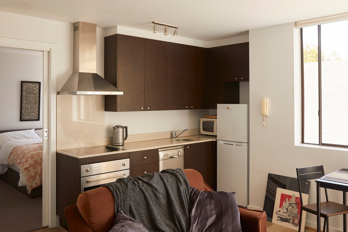 Comfortable & Convenient - South Yarra Apartment
