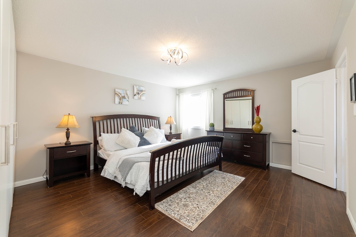 Executive 3 Bedrooms house/Toronto airport