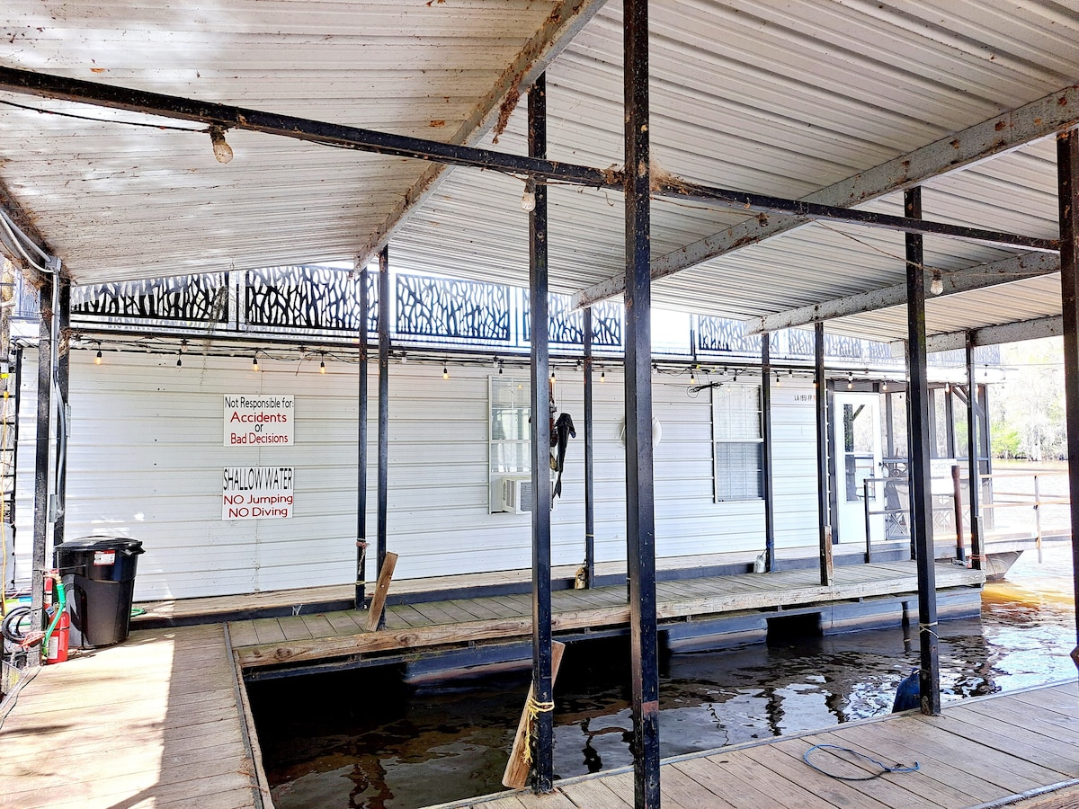 Keepin It Reel on Caddo Lake （船屋）