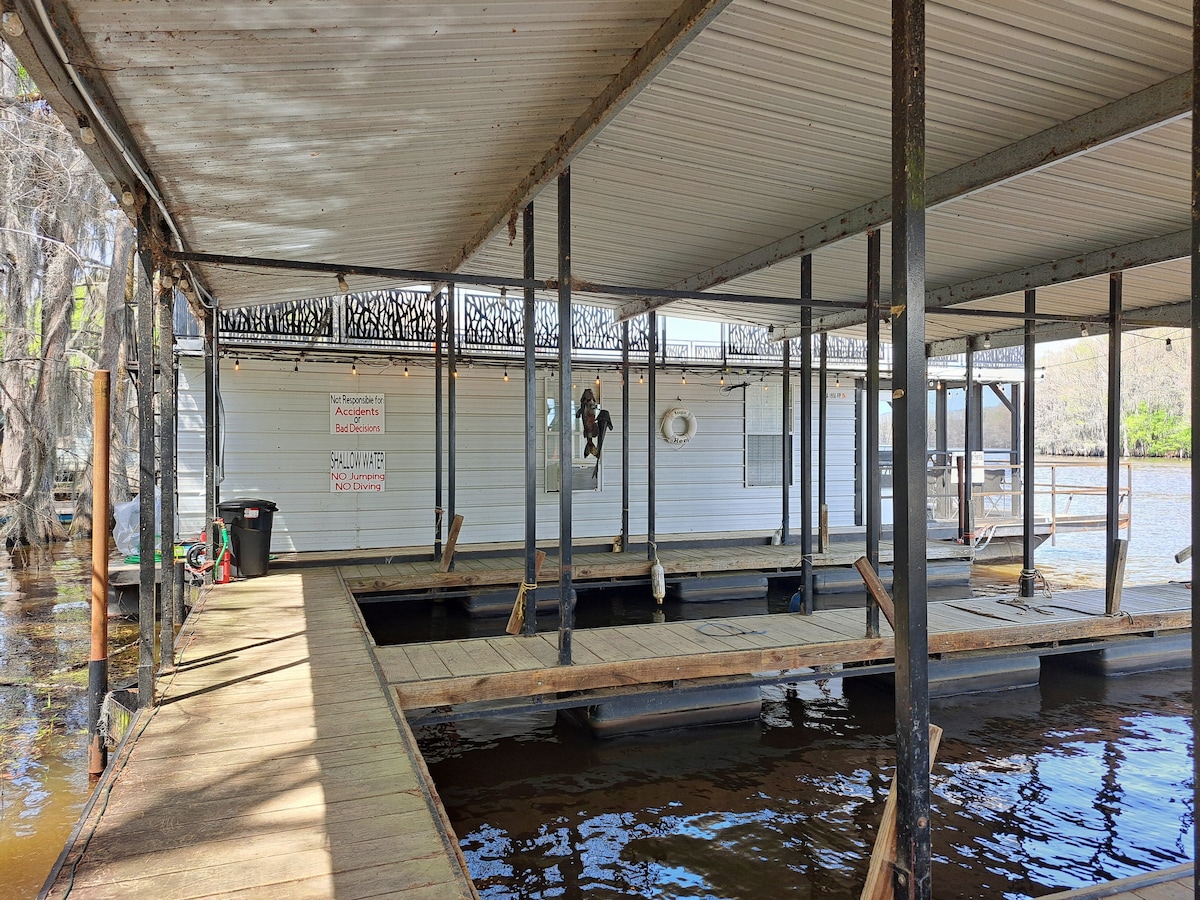 Keepin It Reel on Caddo Lake （船屋）