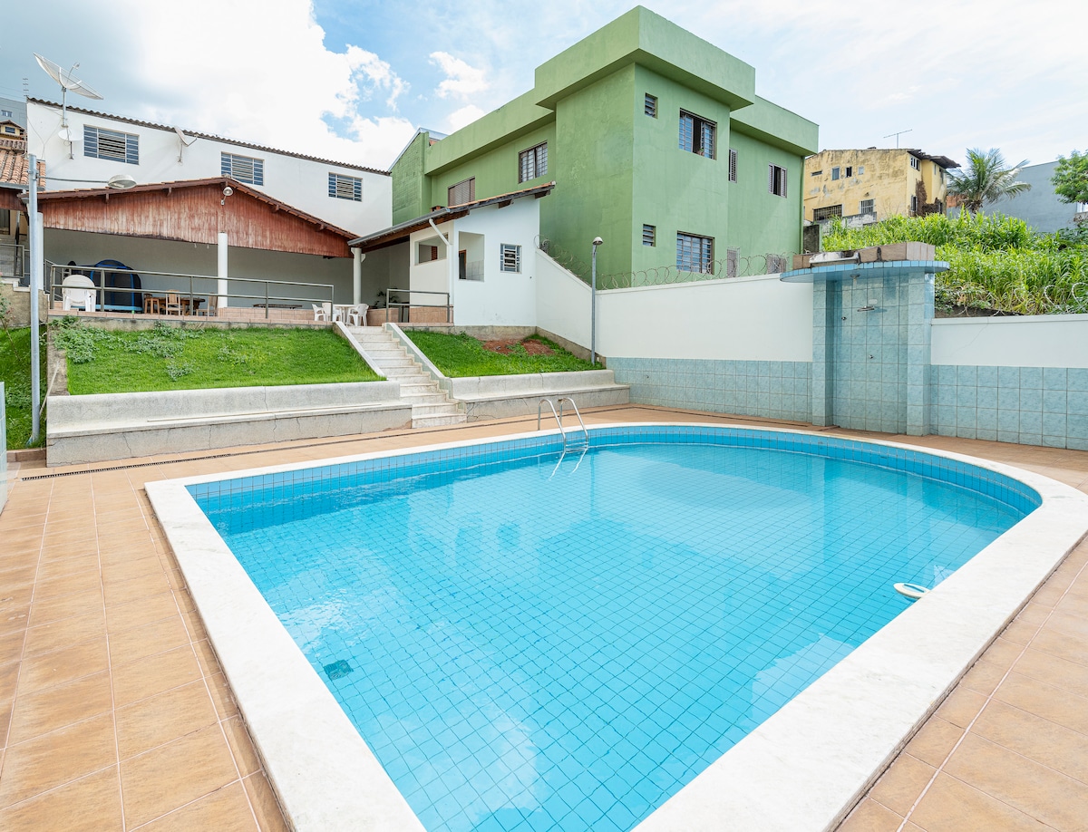 Casa com Piscina e Churrasqueira