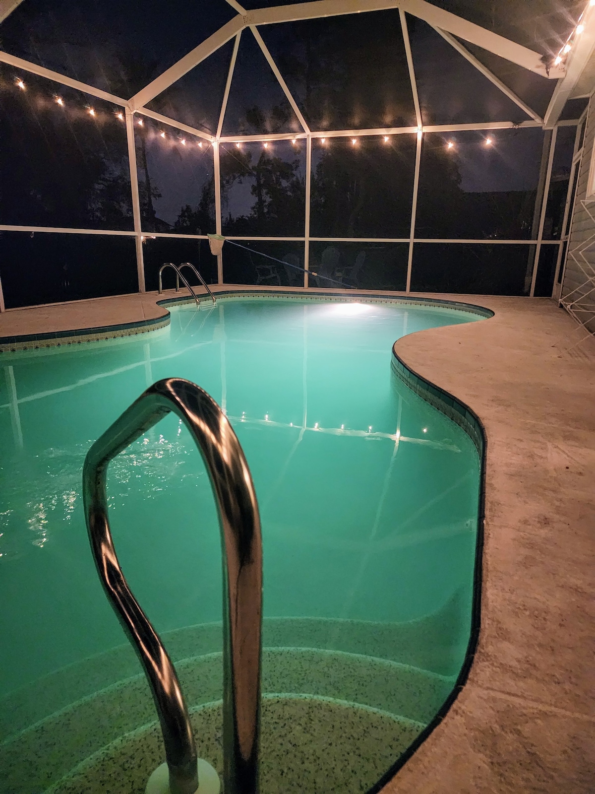 Secluded Backyard w/ Pool & HotTub | 3&2