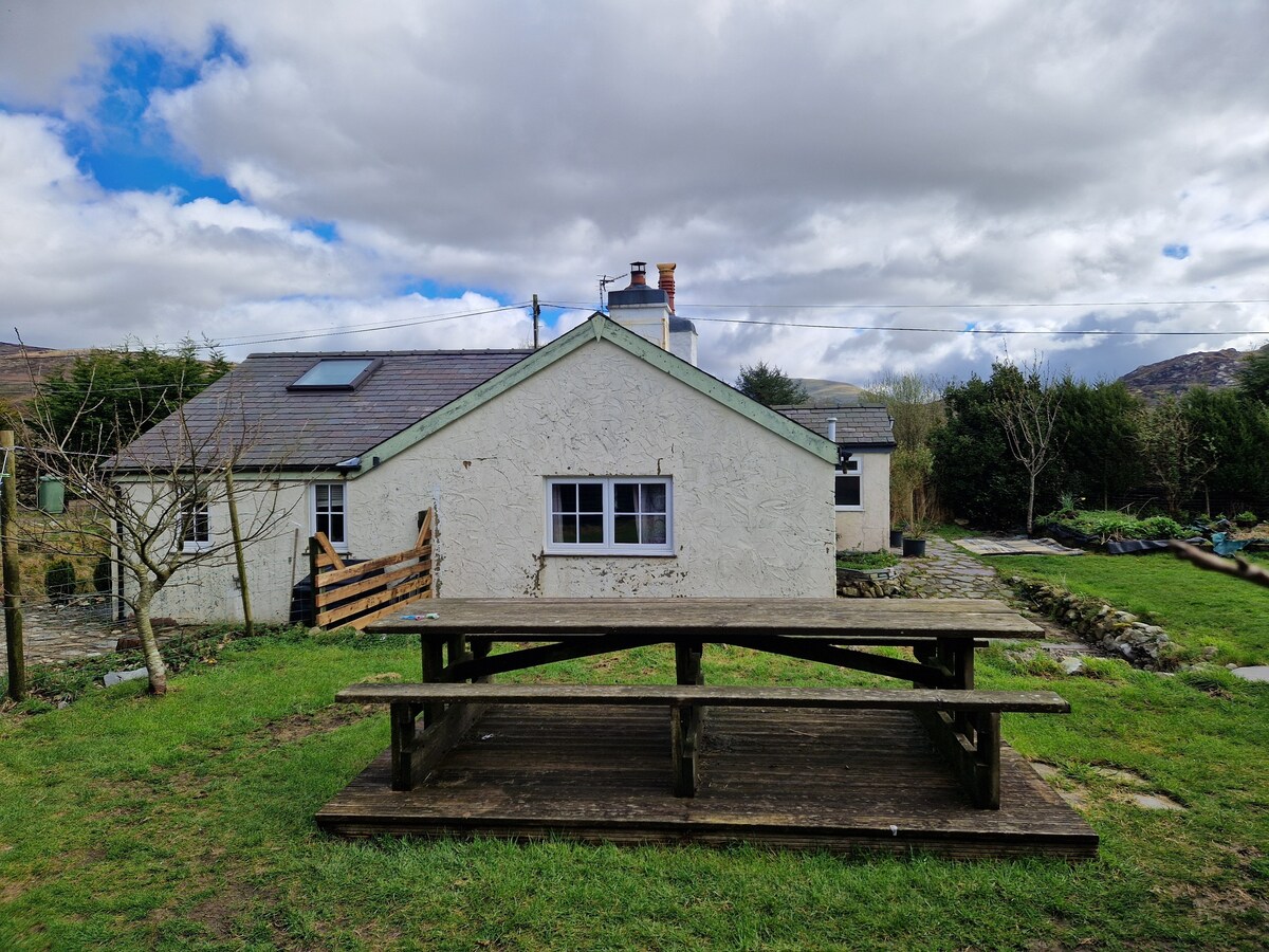 Rural cosy cottage Snowdonia, sauna, dog friendly.