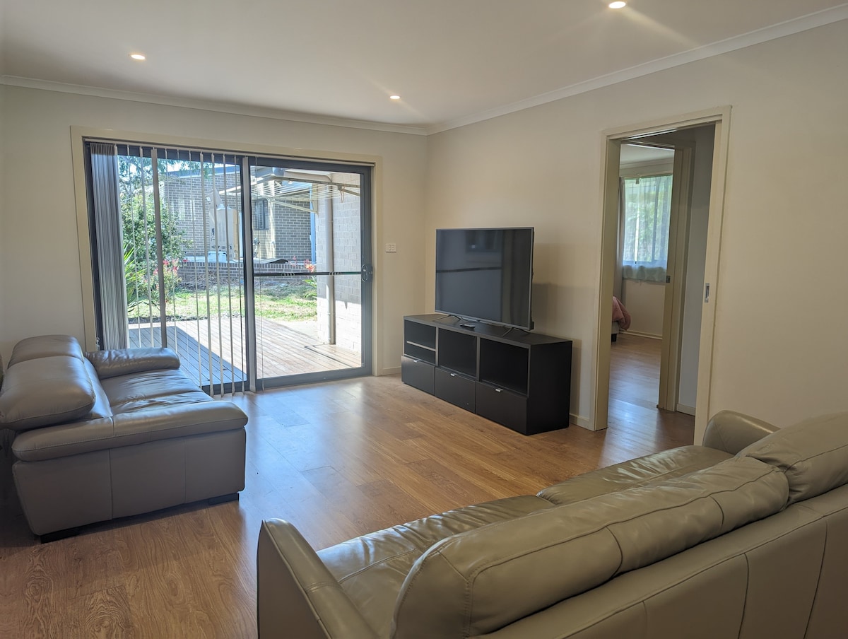 Large Comfortable Home @Woden