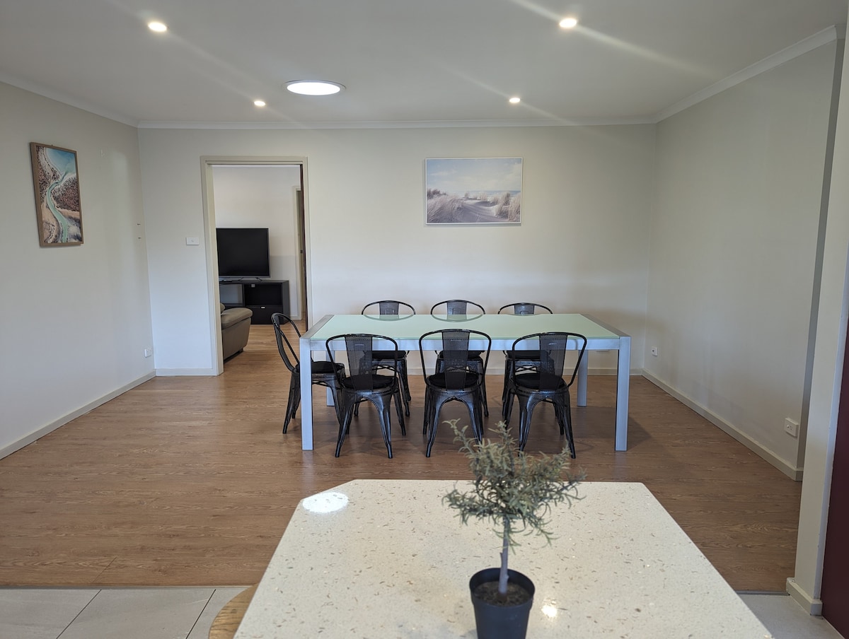 Large Comfortable Home @Woden