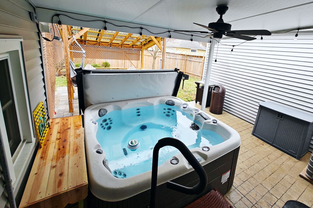 The Suite 16s - Couple's Getaway - Hot Tub - Grill