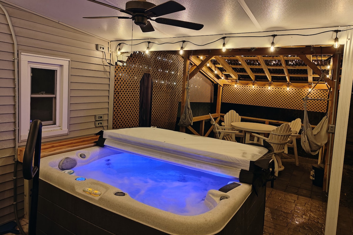 The Suite 16s - Couple's Getaway - Hot Tub - Grill