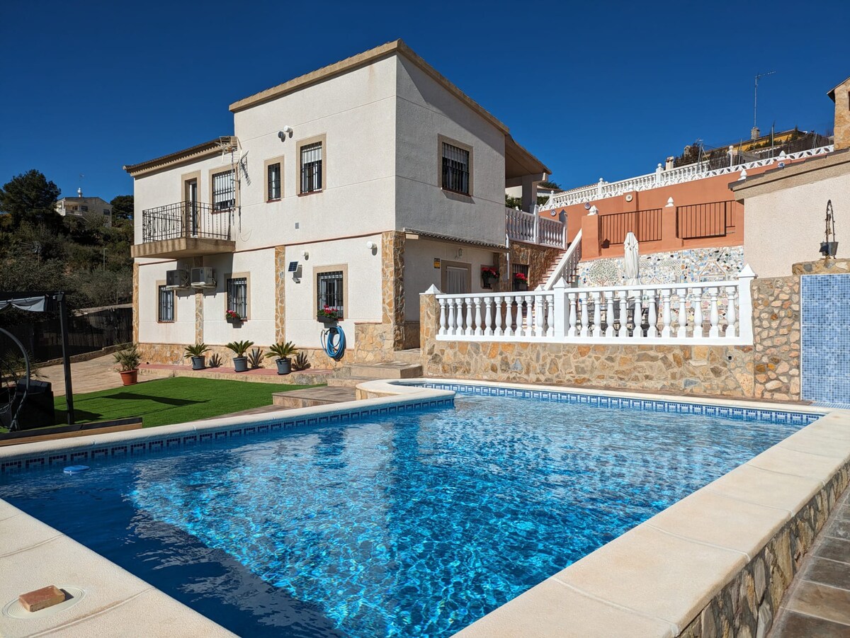 Chalet con piscina, barbacoa y jacuzzi en Valencia