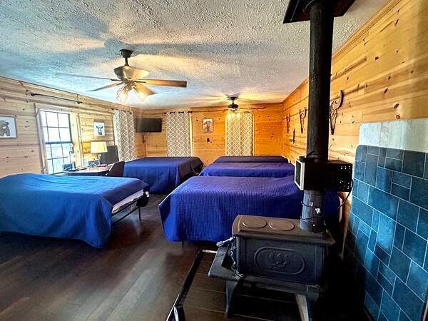 Barn House, Small Camper & Tent Sites for Group
