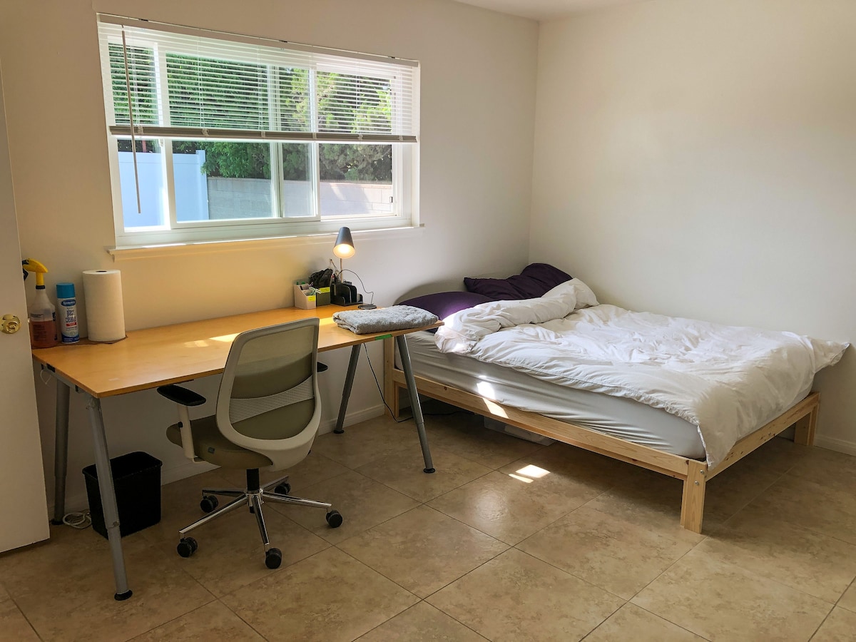 房间宽敞，带独立卫生间，靠近加州大学圣地亚哥分校。