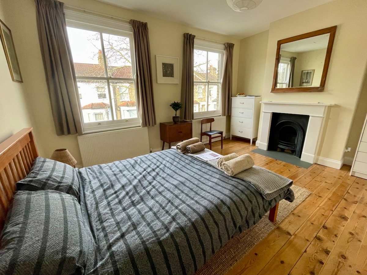 Double Room in a spacious House & Garden, Leyton
