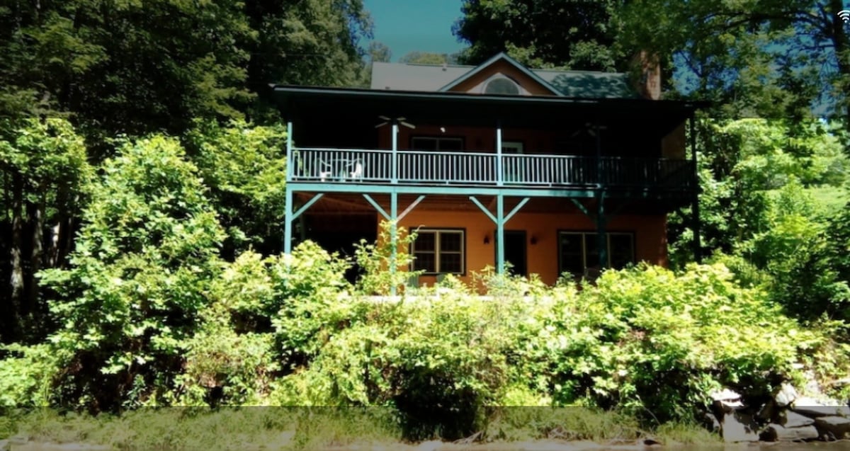 Riverside Mountain Getaway ~ Relax & Rejuvenate!