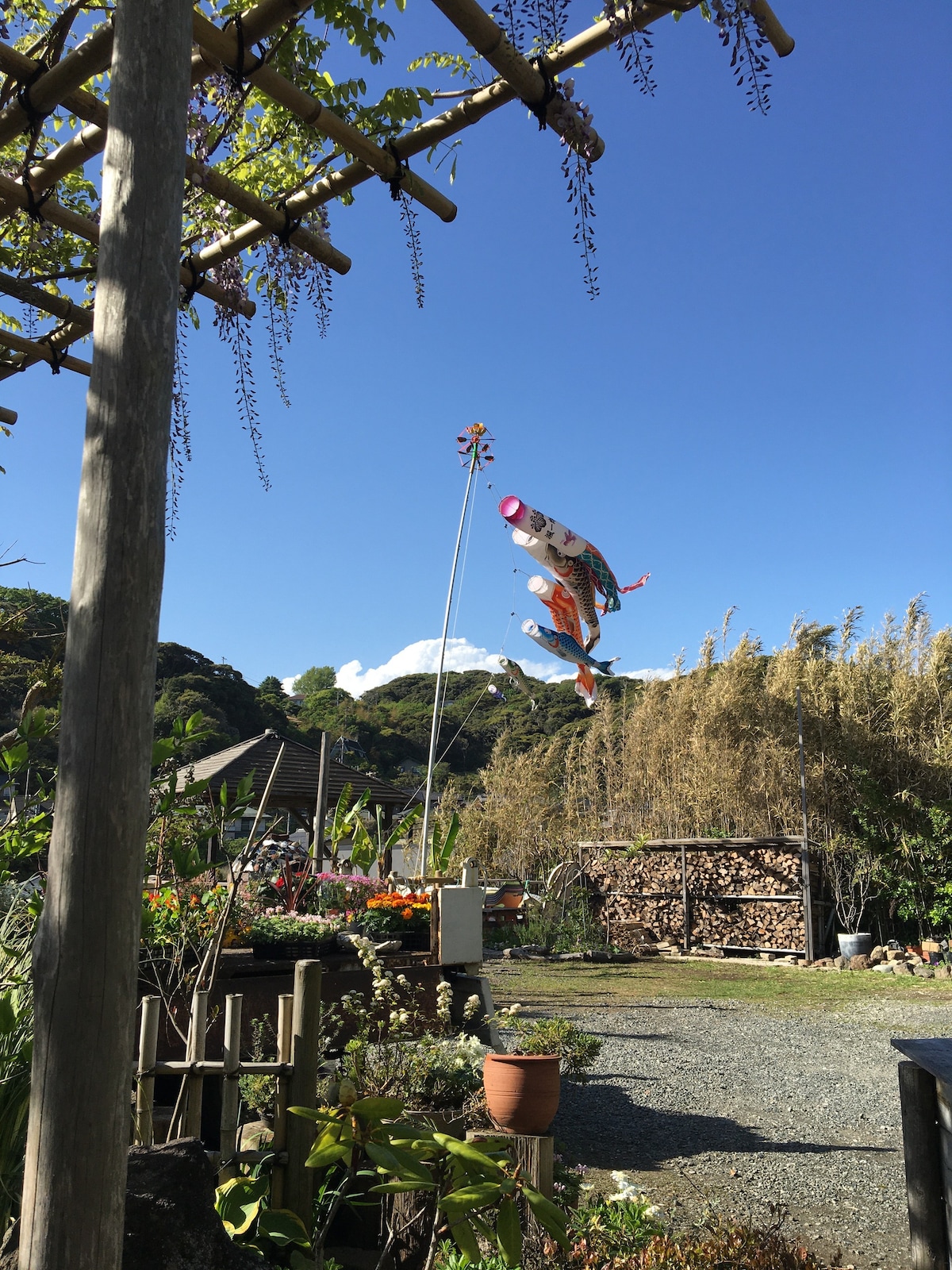 有石烤箱的房子，有季节性花卉和花园