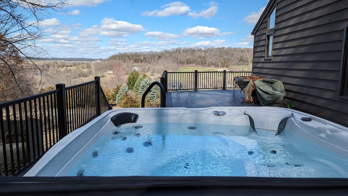Stunning views, great gathering spaces, HOT TUB