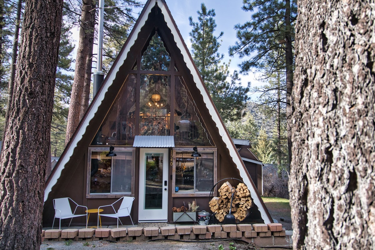 The BobKat Lodge
Romantic A-Frame Mountain Getaway