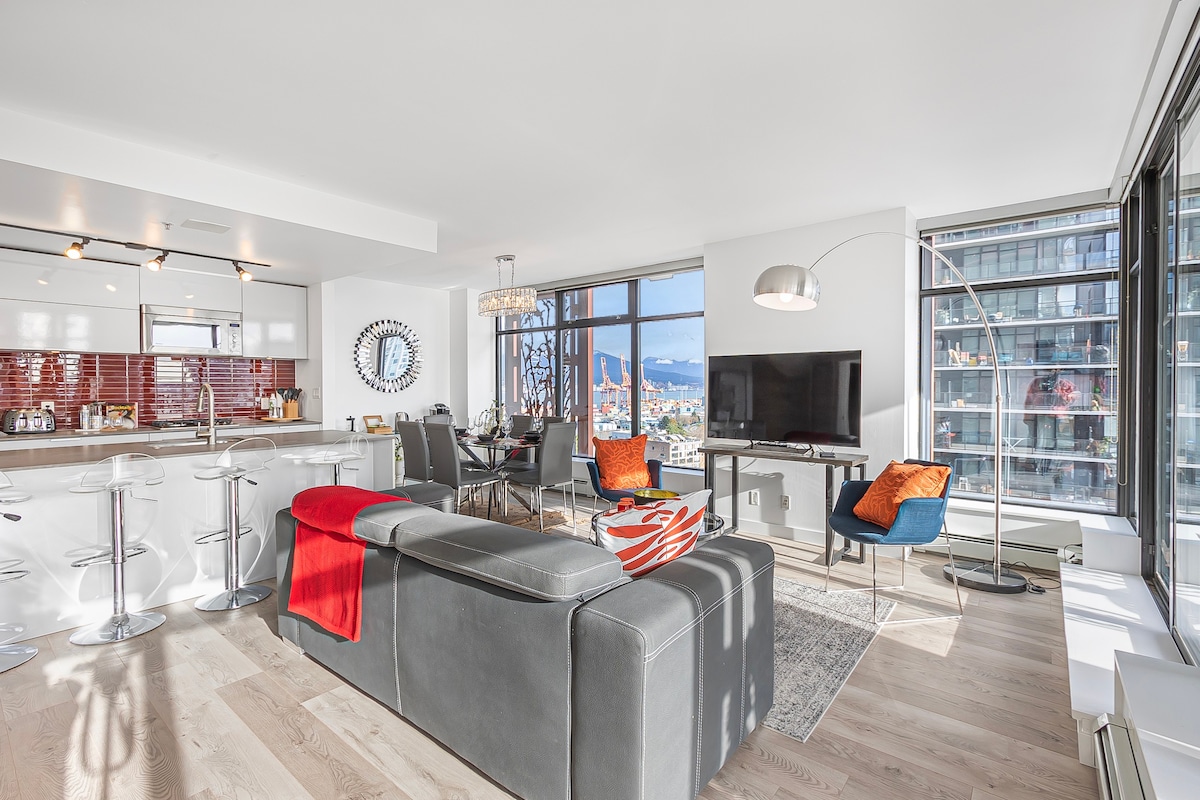 Large Modern Gastown Condo w/ AC & Panoramic Views