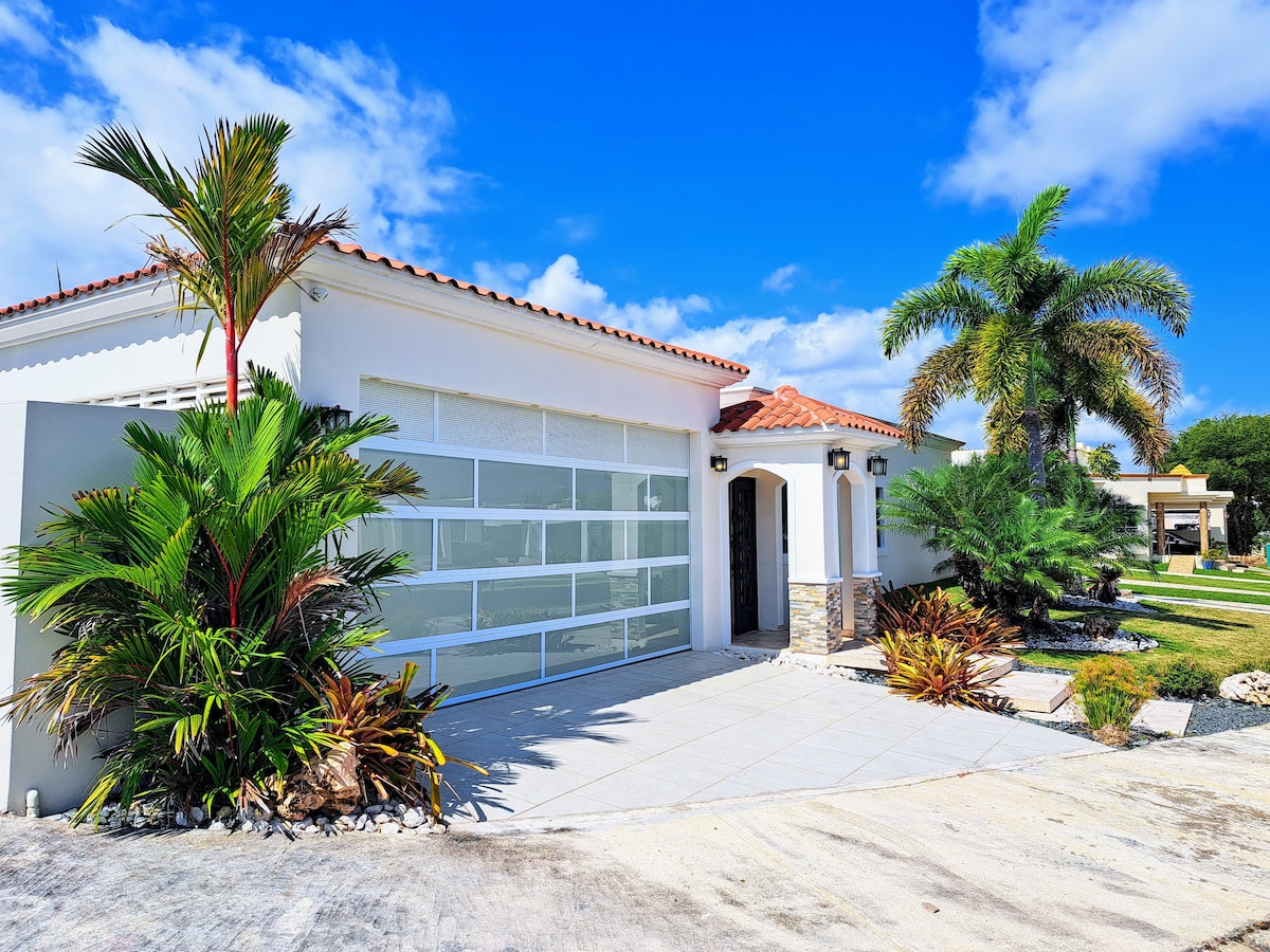 Sunset Stay Pool and Beach House in Dorado, P.R.