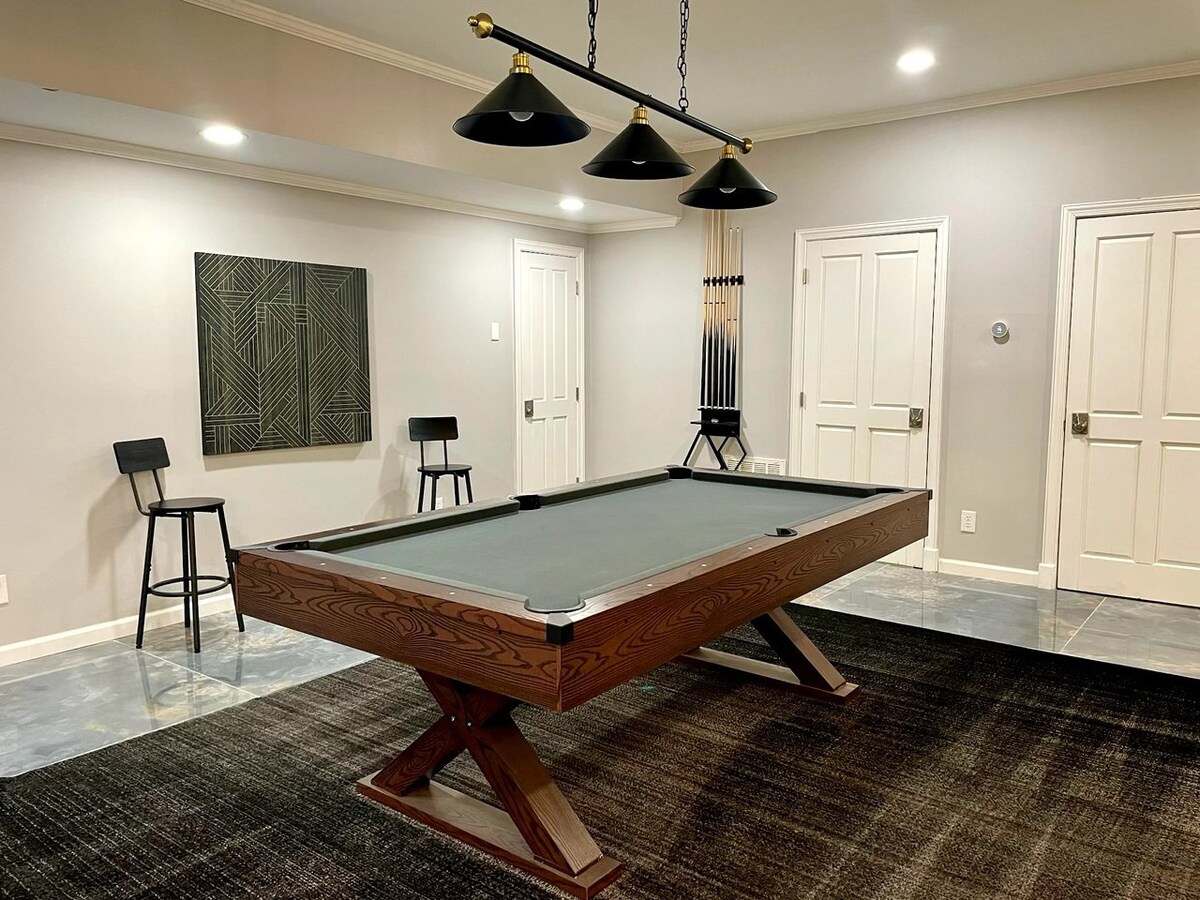 8-Bedroom Oasis: Movies, Games, Hot Tub Haven!