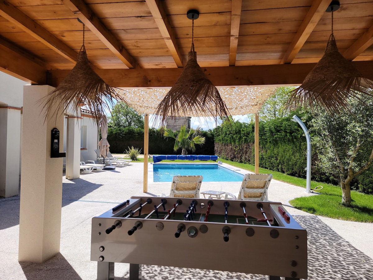 Villa piscine chauffée babyfoot pétanque ping-pong