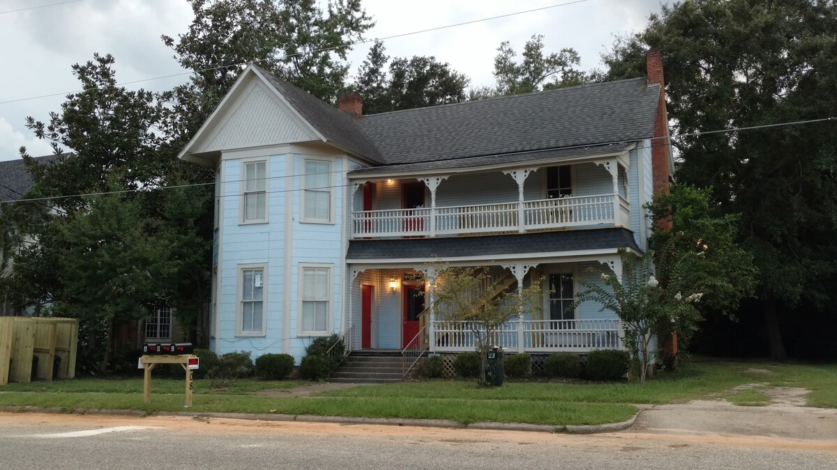 Atmore's Historic Boarding House, Upstairs Apt.