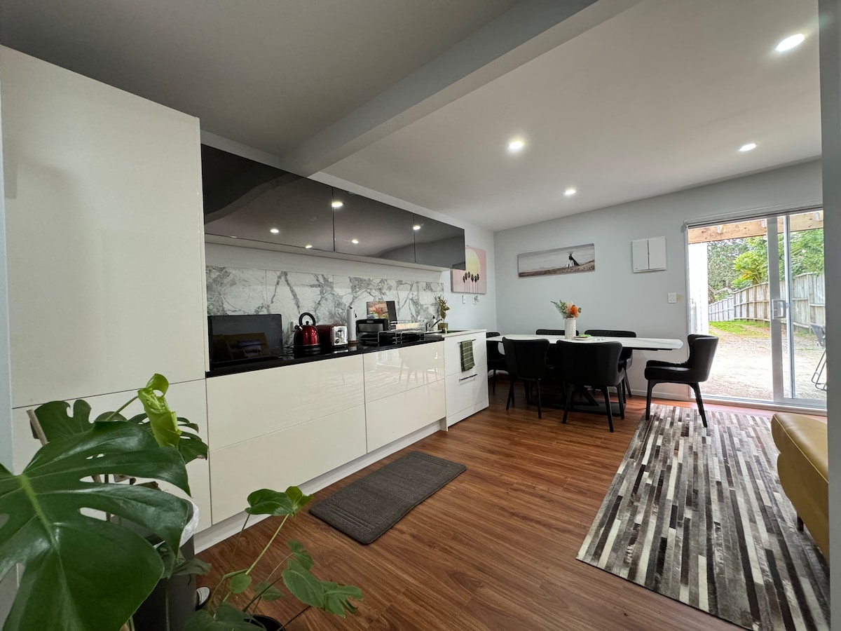 "Central Auckland 2-Bed Retreat"