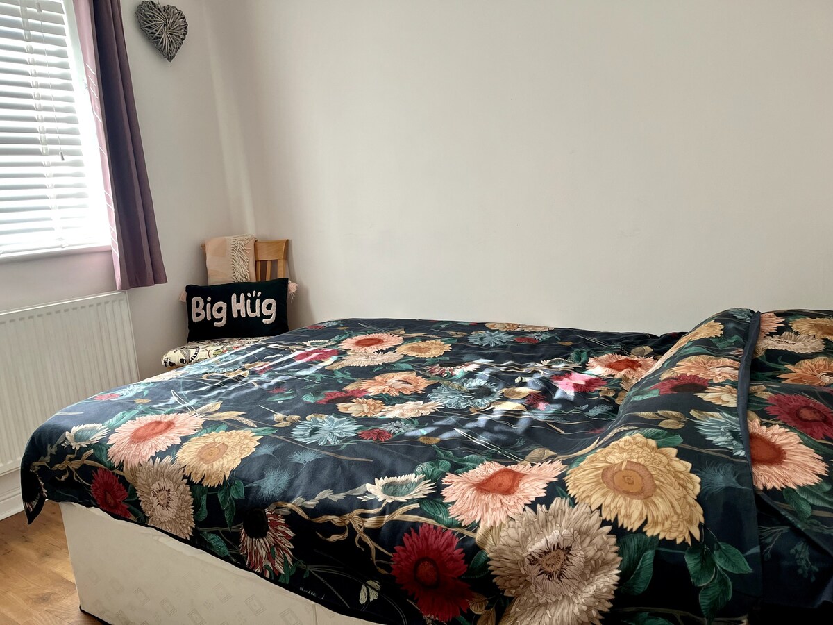 The Snug Guest Room