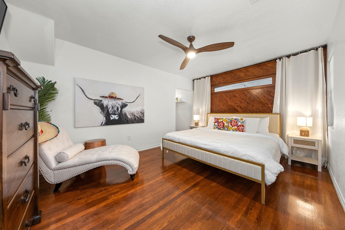 Minutes to Downtown Riverwalk w/King Bed, Spa Bath