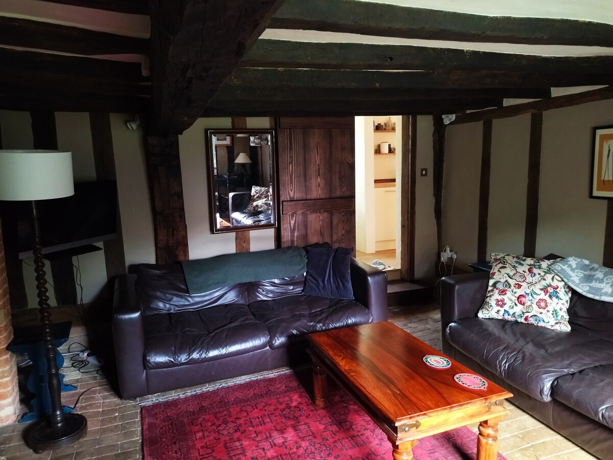 Charming & cosy with walks, pub & shop on doorstep