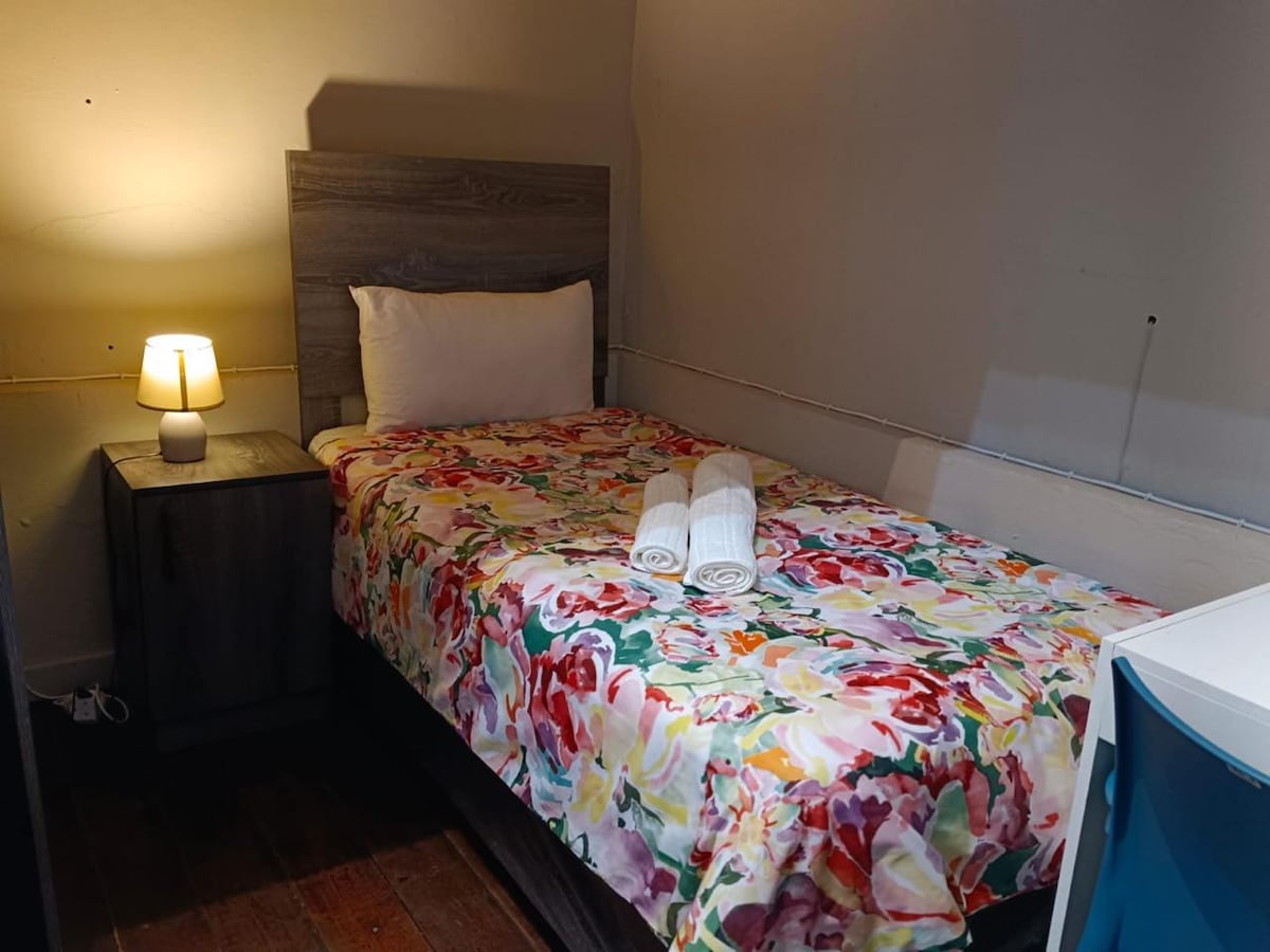 Enjoy a cosy house, equipped with 12 single beds