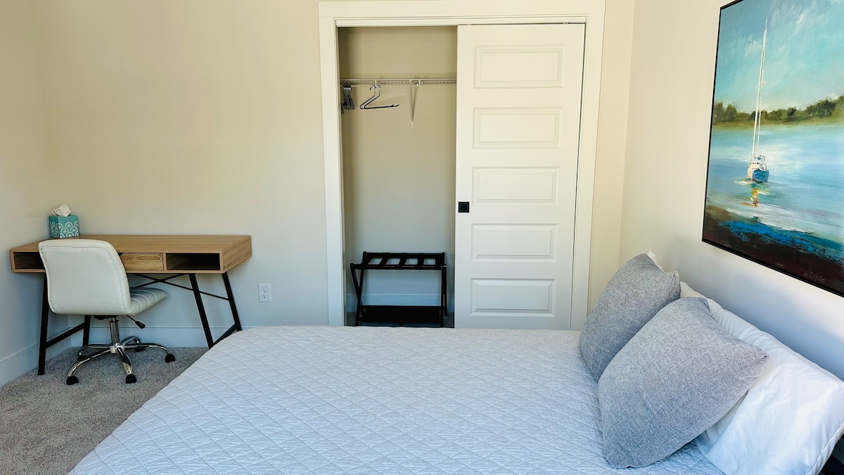 Sunny, Clean, Private Bed & Bath in Central CLT