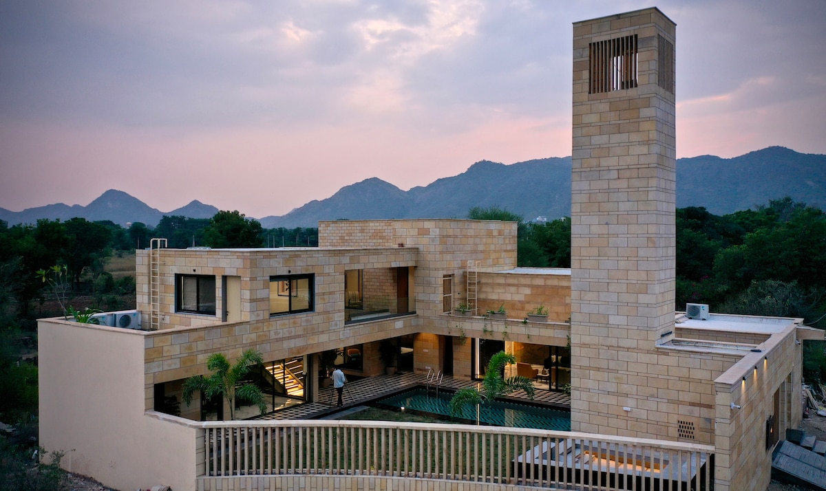 Dramatic Insta-grammable Villa with Mountain Views
