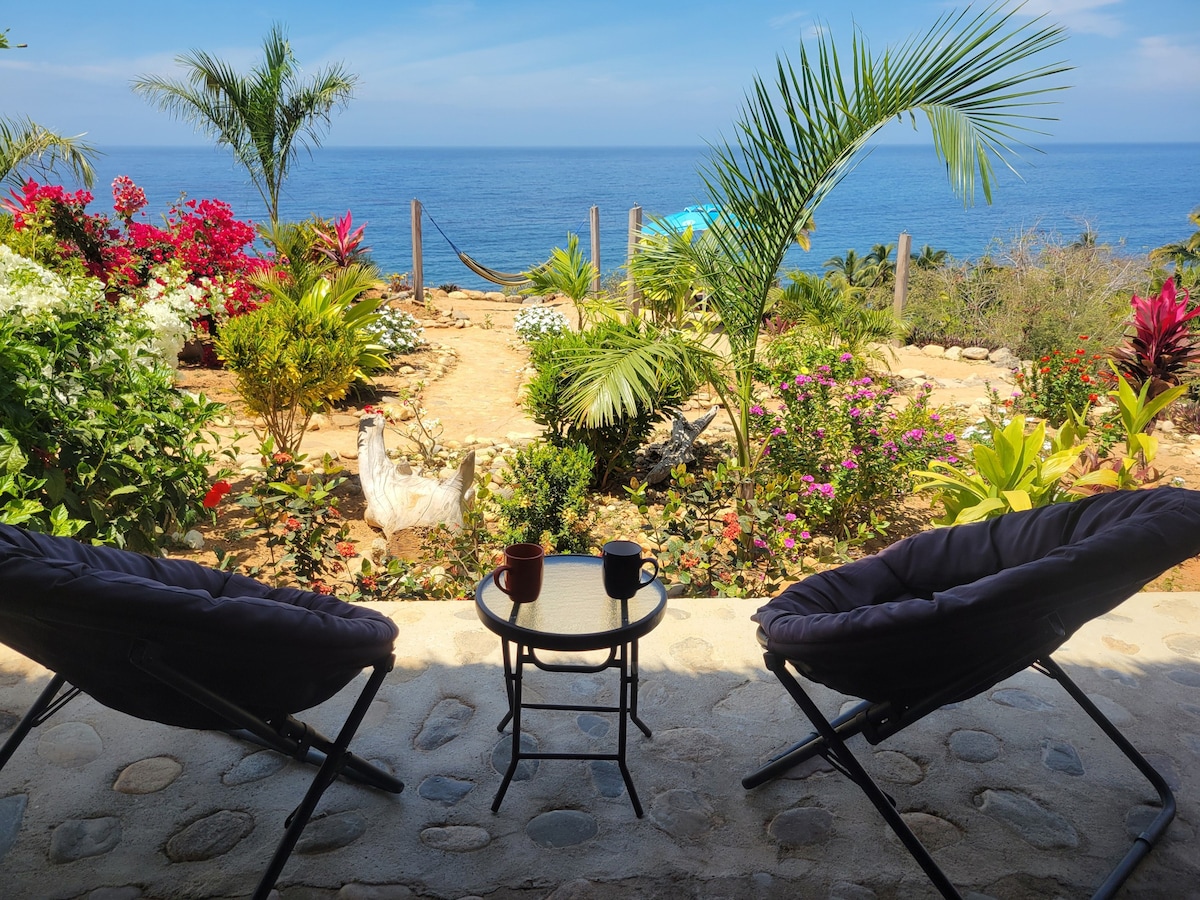 Casa Bendita: Panoramic Views Steps to Beach!