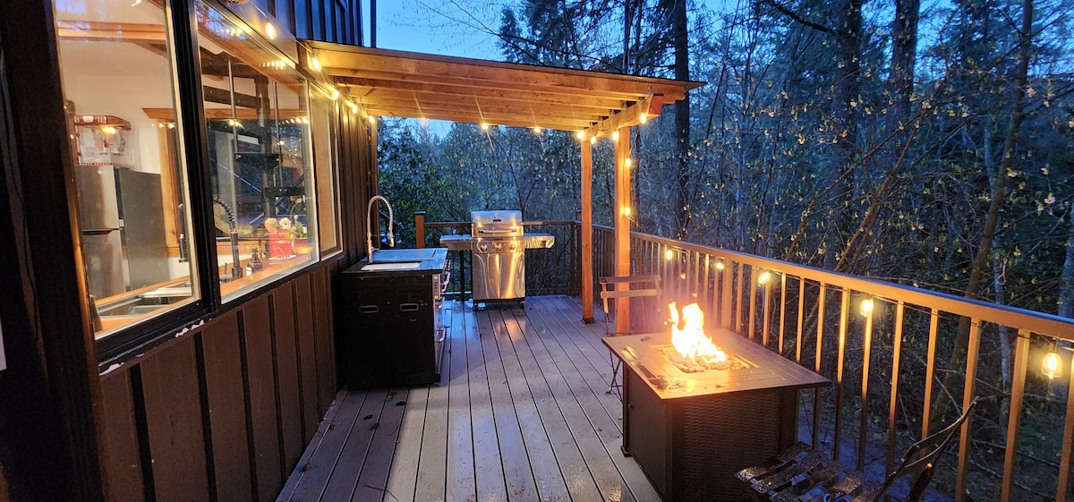 Funky Forest House, hot tub, fire pit, Maple Bay