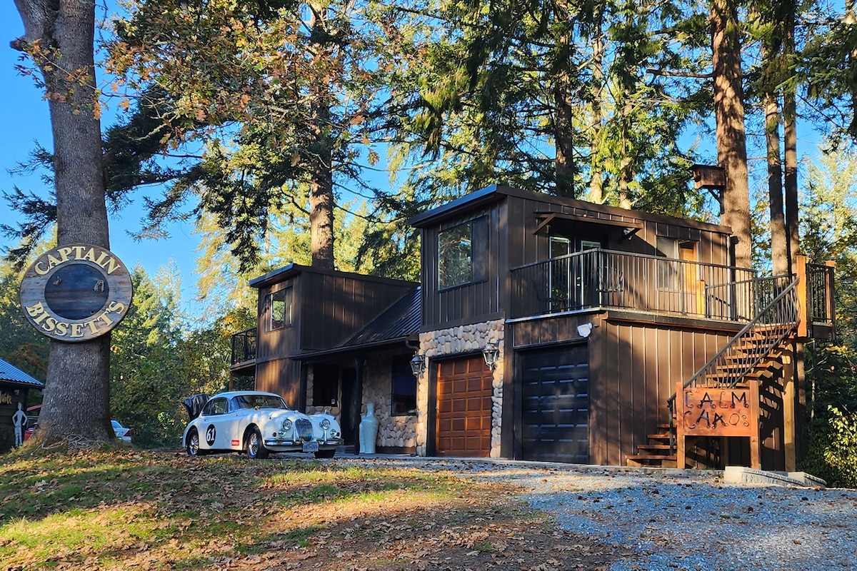 Funky Forest House, hot tub, fire pit, Maple Bay